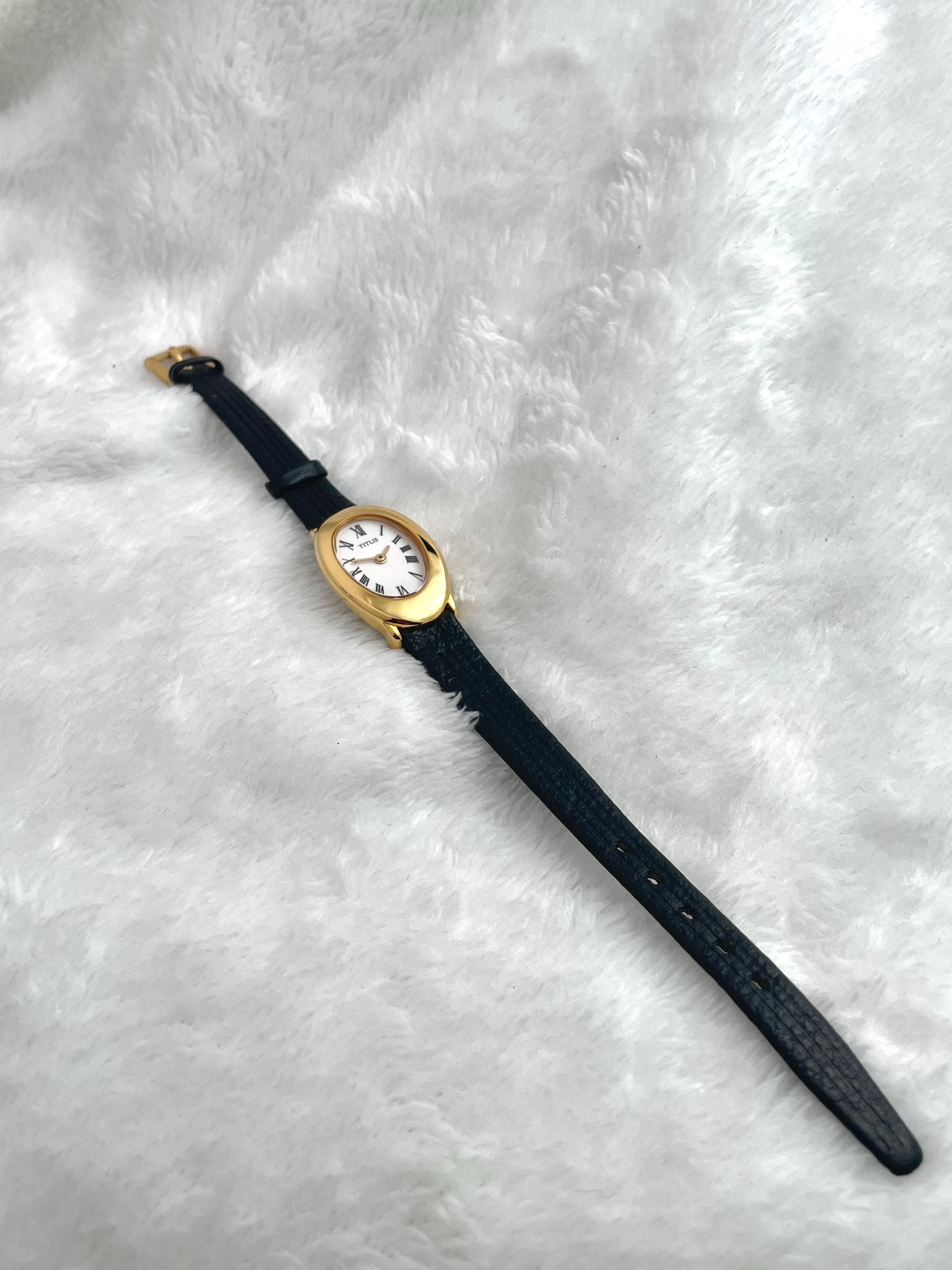 Solvil et Titus Oval Roman Gold Tone